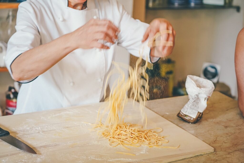 italian risotto and pasta cooking class in verona, pasta cooking class in verona, cooking lesson in verona, verona cooking class, lezione su risotto all'amarone